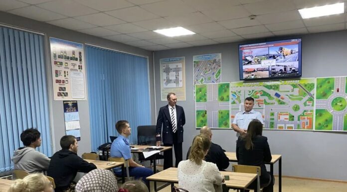 Слушателям волгоградской автошколы напомнили о правилах безопасного проезда через жд переезды Занятие в автошколе по профилактике ДТП